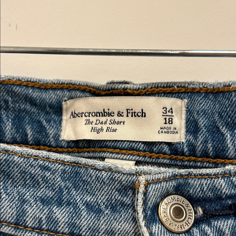 Abercrombie & Fitch Light Wash Raw-Hem High-Rise Curve Love Denim Dad Shorts - Picture 3 of 4